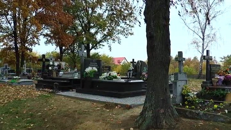 10312016_grocholice_kwesta_cmentarz2.mp4