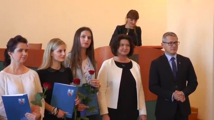 12282016_sesja_powiat_stypendia2.mp4