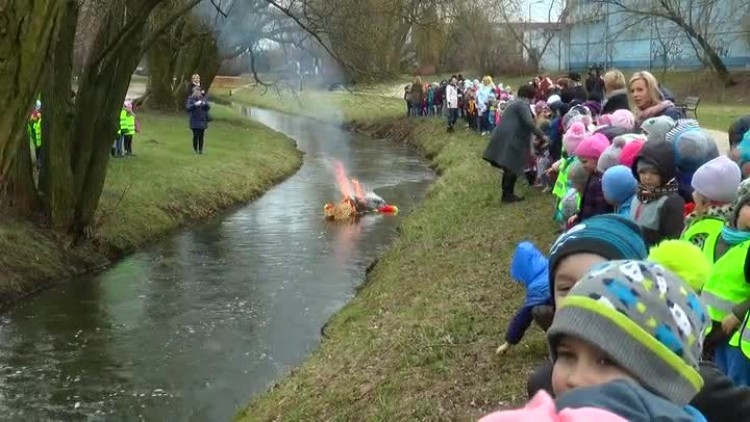 03242017_topienie_marzanny2.mp4