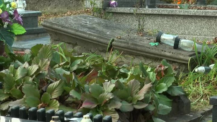 10232017_ckp_uczniowie_remonty_grobow2.mp4