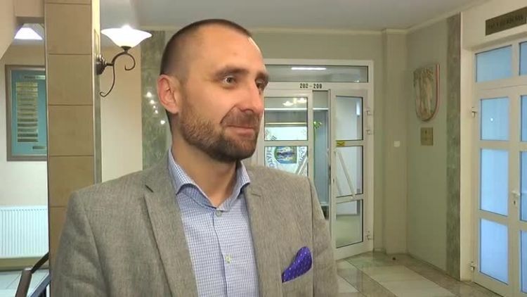 11072018_miasto_stacja_ladowania_samochodow_elektrycznych2.mp4