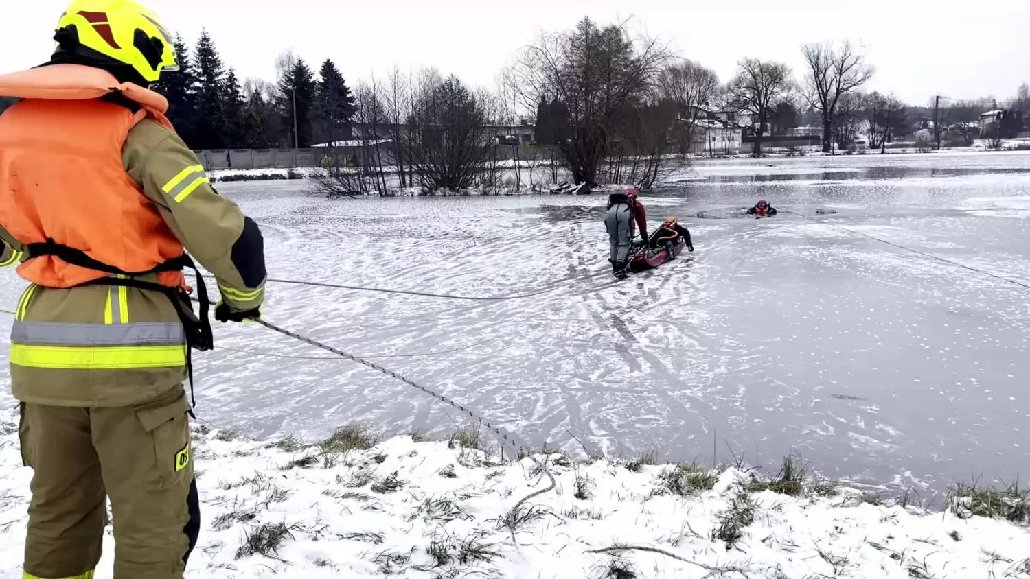 news-rad-120124-straz-wyciaganie-z-wody-www.mp4